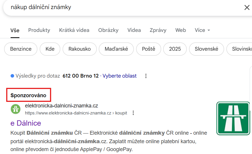 Na obrázku je screenshot z vyhledávání, který ukazuje, že první výsledky jsou sponzorované – tedy placené reklamy neoficiálních zprostředkovatelů dálničních známek, přes které může zákazník zaplatit výrazně vyšší částku.