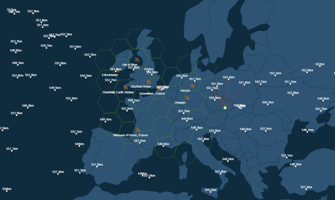 Na obrázku jsou vidět satelity Starlinku, na které se pravděpodobně připojuje vaše parabolická anténa.